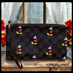 🆕️LAST 1🌹DISNEYS MICKEY MOUSE THIN ZIPPERED CLUTCH/WALLET DESIGNER LOOK